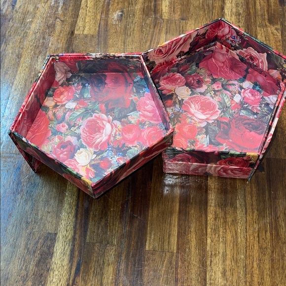 Vintage 3 Tier Roses Box - Picture 3 of 8